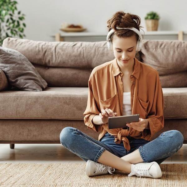 Junge Frau hört Musik