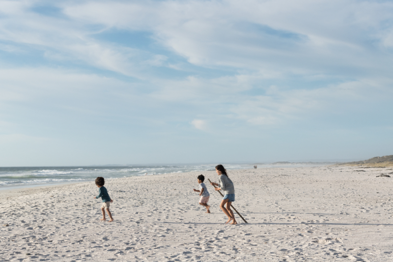 Kinder spielen am Strand