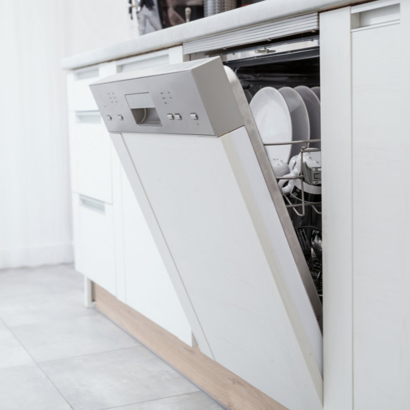Moderner Geschirrspüler in einer weiß gehaltenen Küche