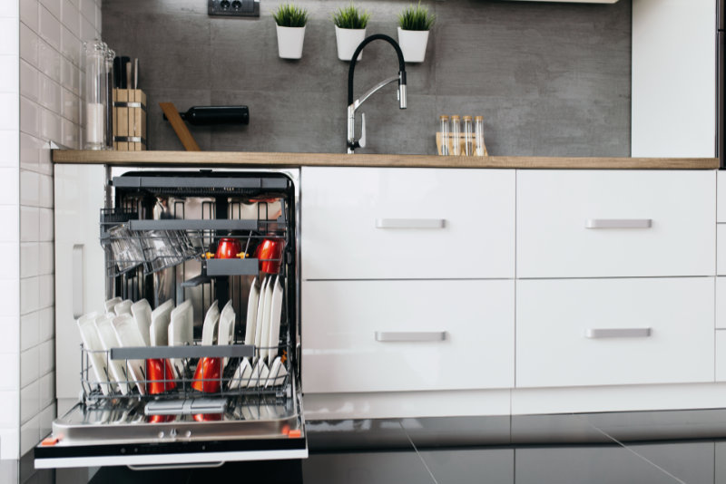 Voll beladener Geschirrspüler