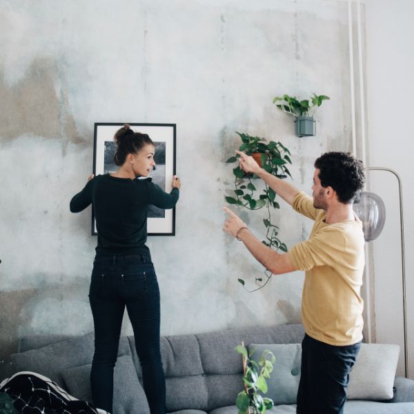 Ein junges Paar richtet die Wohnung nach dem Umzug ein
