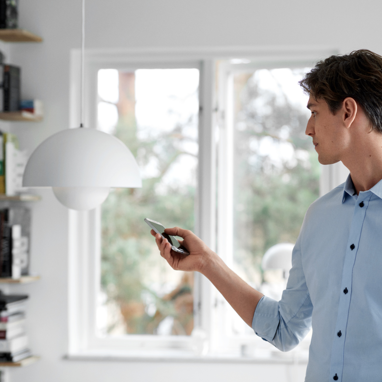 Mann schaltet das Licht aus.