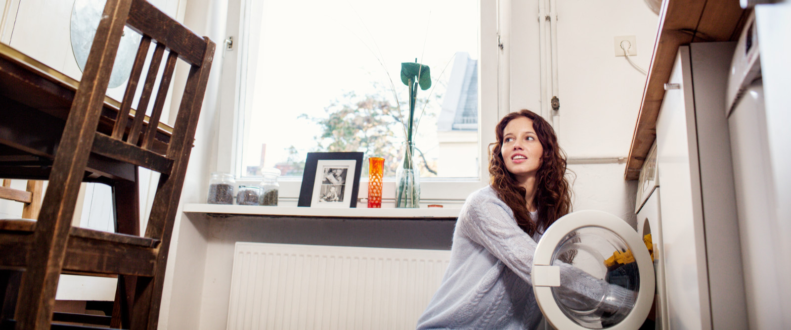 Frau vor der Waschmaschine