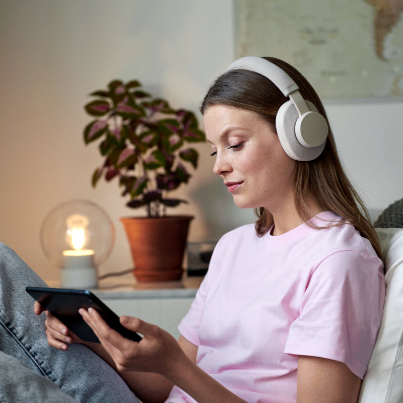 Junge Frau mit einem Tablet und Kopfhörern