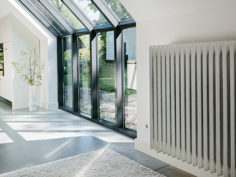 Heizungen neben einer Fensterfront