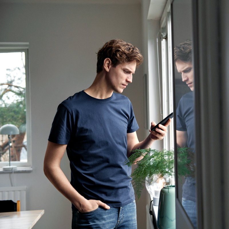 Mann schaut ins Smartphone