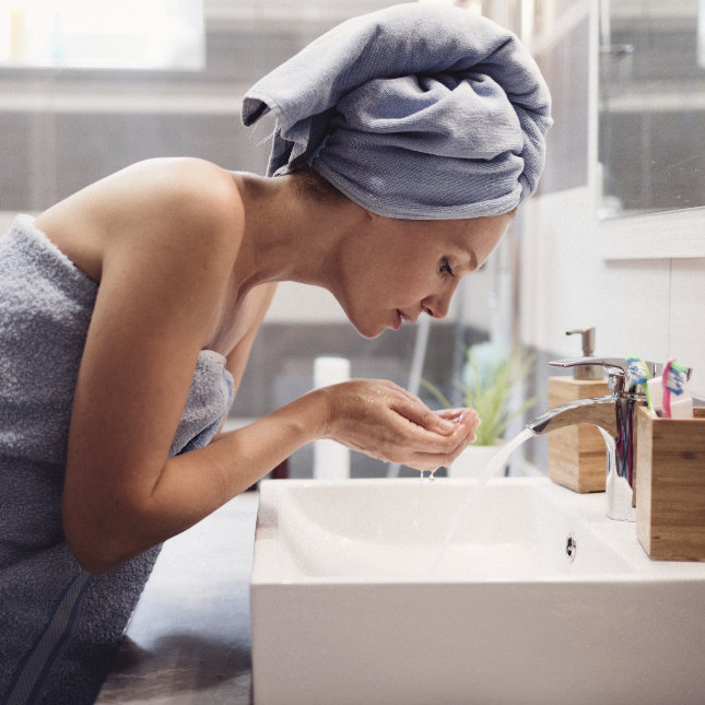 Frau wäscht das Gesicht