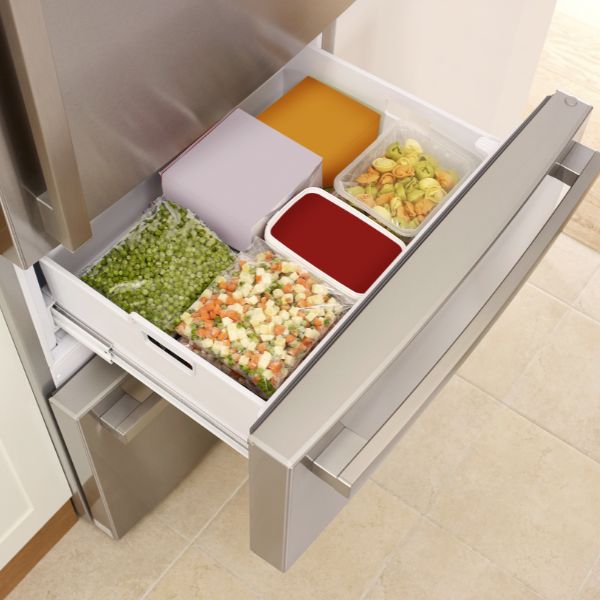 Schubladen eines offenen Gefrierschranks