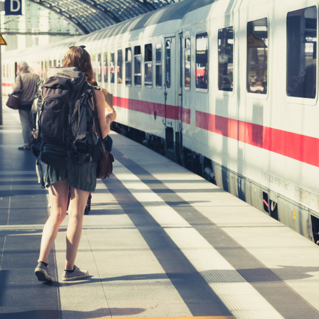 Frau am Bahnsteig