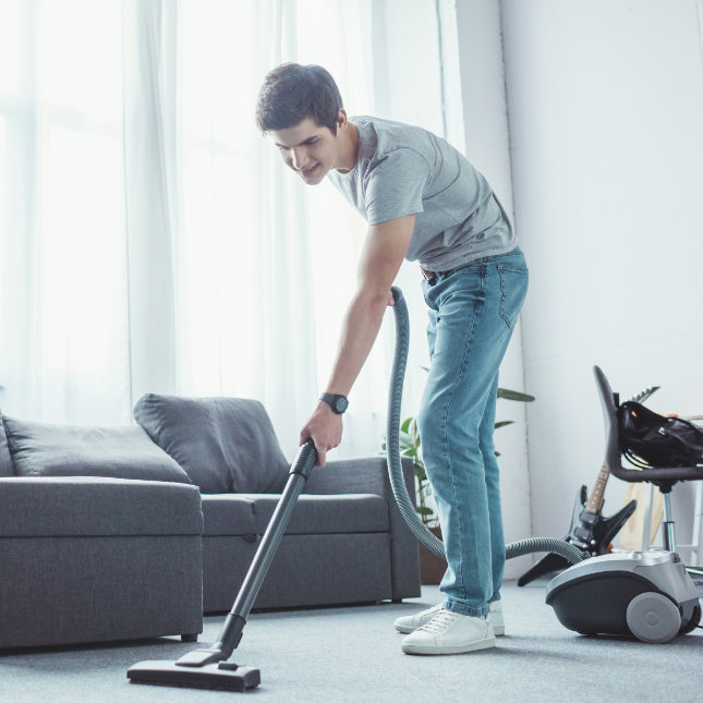Mann mit einem Staubsauger