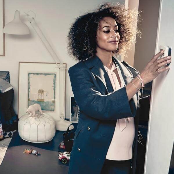 Frau schaltet das Licht aus.