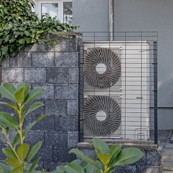 Draußen stehende Wärmepumpe