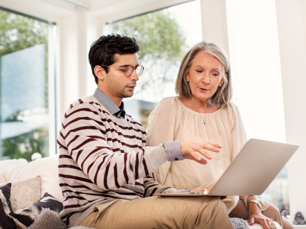 Kund:innen analysieren ihre Verbrauchsdaten am Computer.