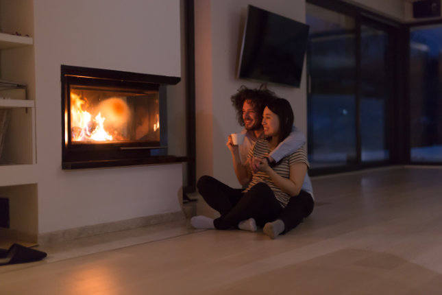 Ein Paar sitzt am Kamin