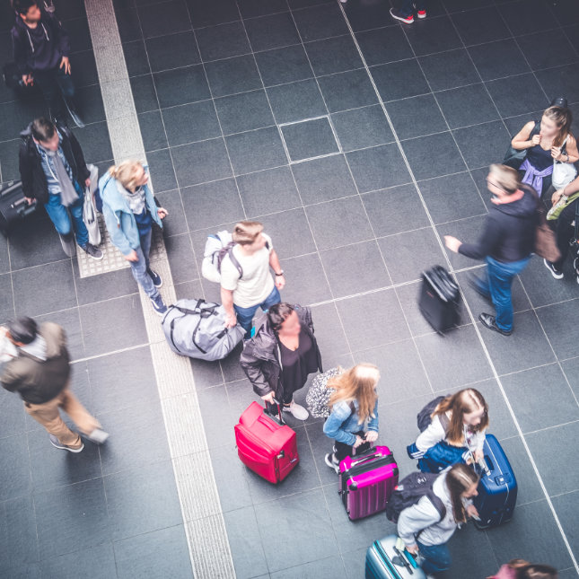 Fahrgäste am Bahnhof
