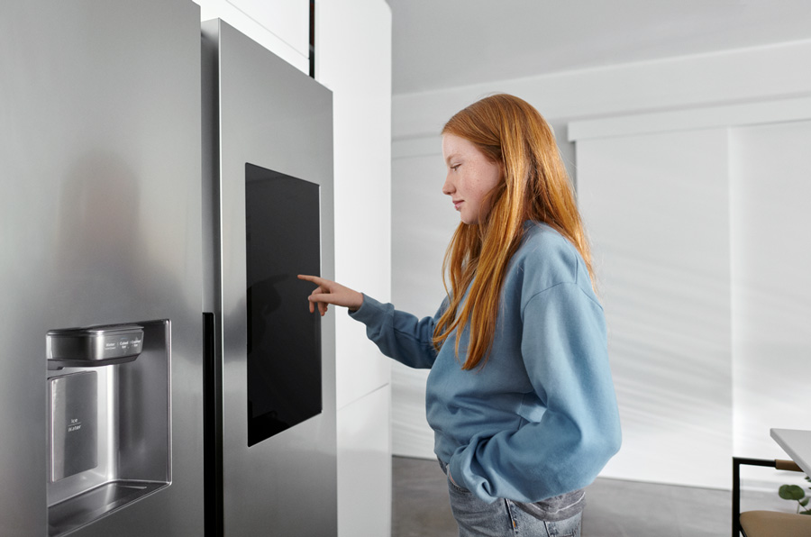 Mädchen am Kühlschrank