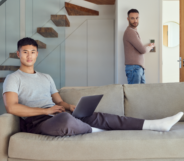 Zwei Männer im Wohnzimmer