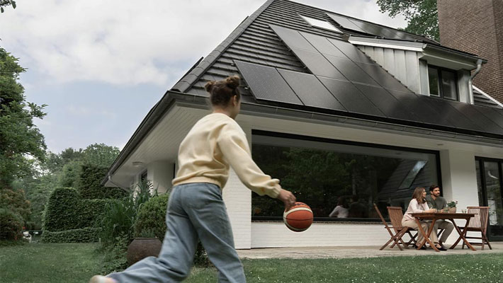 Mädchen spielt Ball