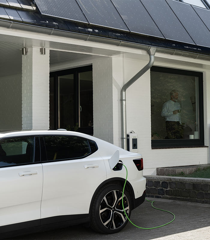 E-Auto steht vor Haus
