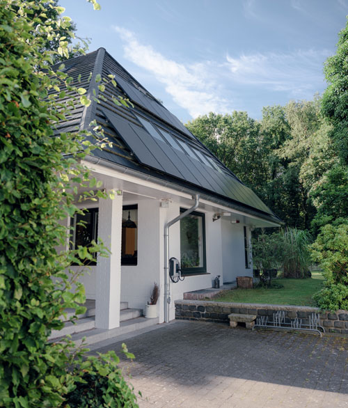 Haus mit Solaranlage und Wallbox