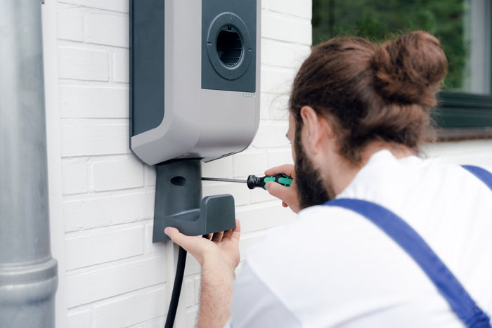 Fachhandwerker installiert Wallbox