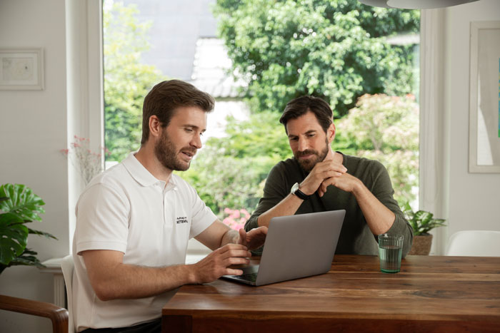 Mann und Berater am Tisch