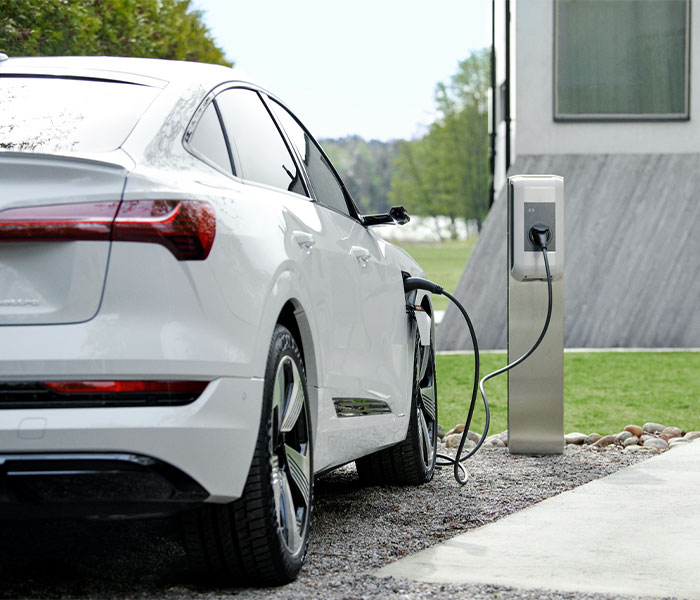 Weißes Auto neben Keba Wallbox