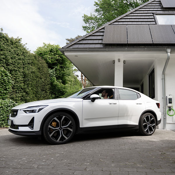 Weißes Auto vor Bungalow