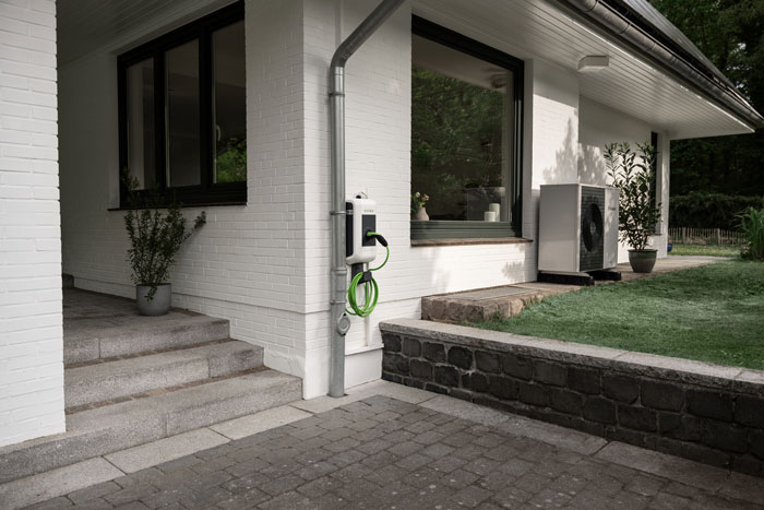 Wallbox neben Wärmepumpe