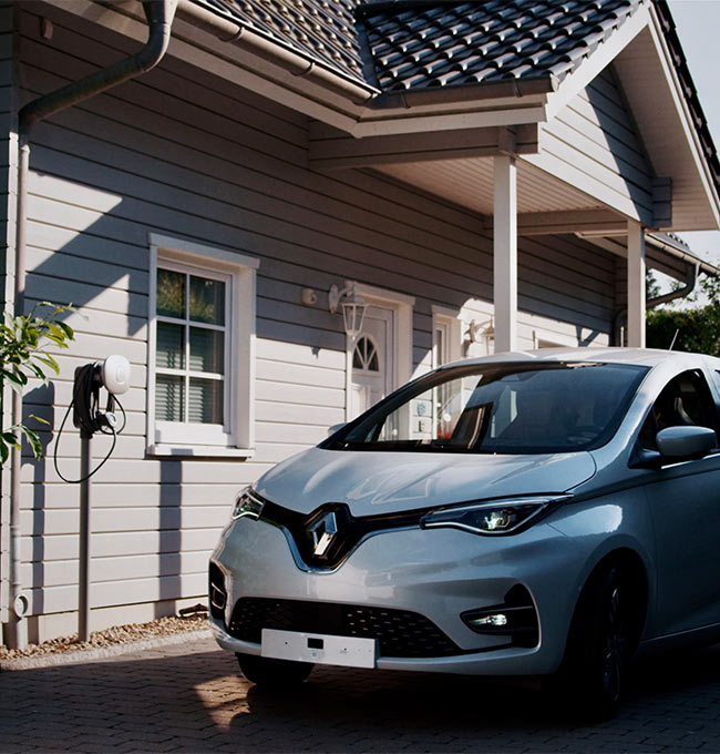 E-Auto Renault Zoe steht vor einem Haus