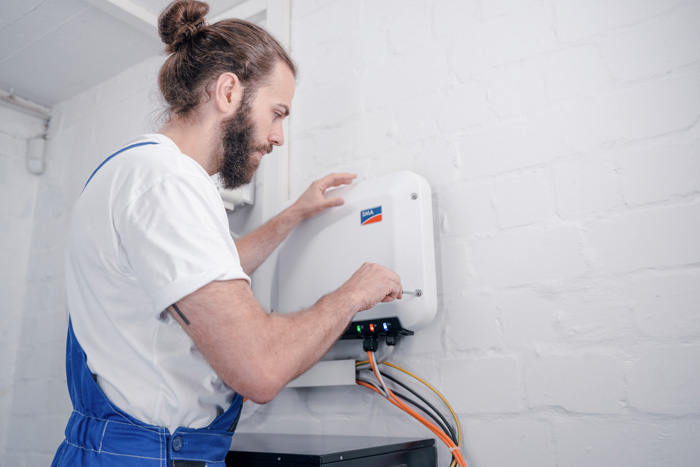 Handwerker am Wechselrichter