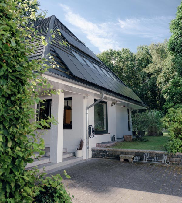 Ladebox an Hauswand von weißem Bungalow