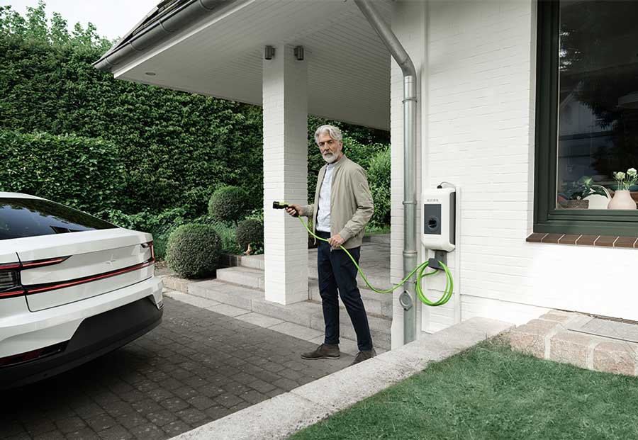 Mann hält Ladekabel