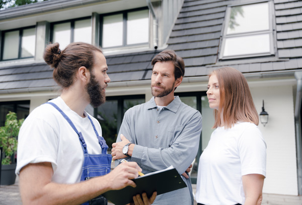 Fachhandwerker berät Paar