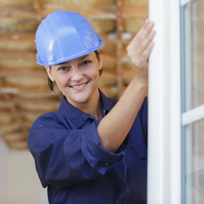 Junge Frau misst Fenster aus