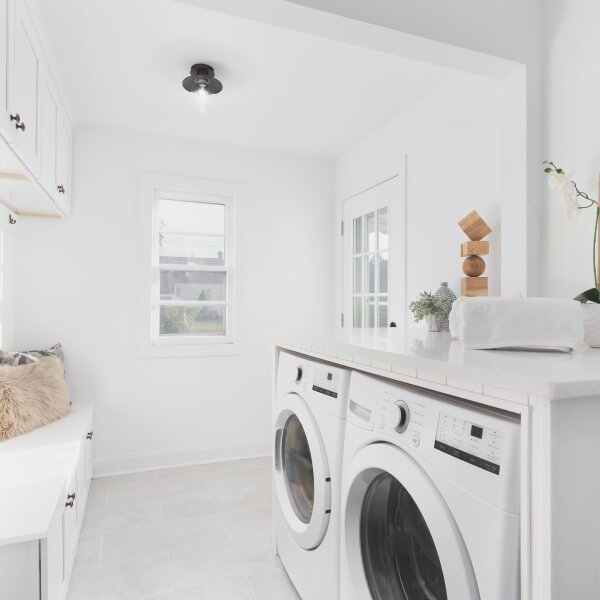 Waschmaschine und Wäschetrockner in einem Raum