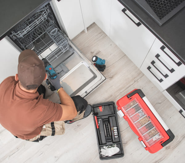 Spülmaschine wird vom Fachmann installiert