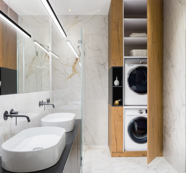 Waschmaschine und Wäschetrockner im Badezimmer