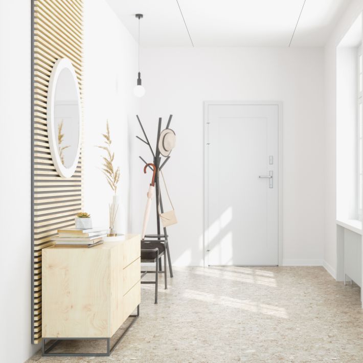 Eingangsbereich, im Hintergrund eine Tür