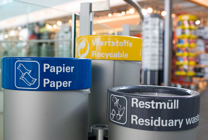 Drei Mülleimer nebeneinander