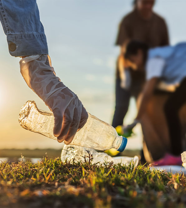 Plastikflaschen sammeln im Sonnenuntergang