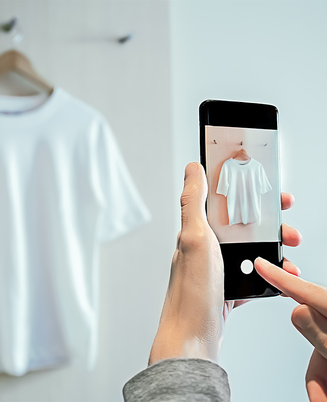 Second-hand T-shirt mit Smartphone fotografieren