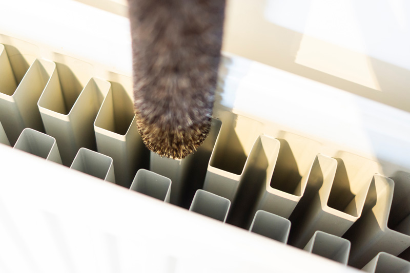 Heizkörper reinigen mit Bürste