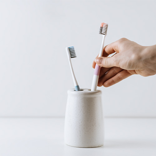 Zahnbürsten im Zahnputzbecher