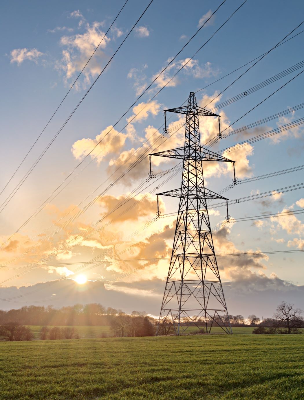 Freileitungsmast in Dämmerung