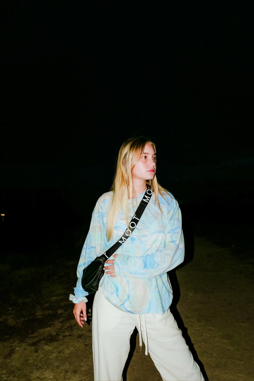 Modelabel-Model mit veganer Tasche