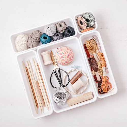 Nähkasten mit Fäden, Nadeln, Stricknadeln