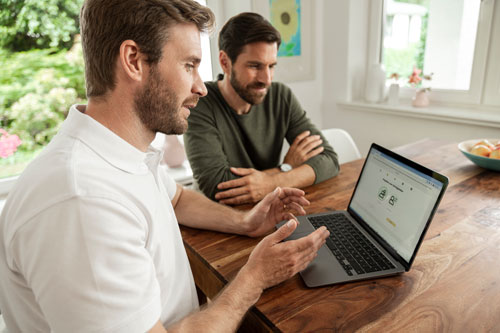 Zwei Männer vor einem Laptop