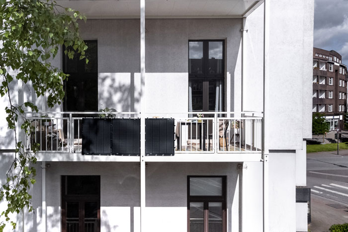 Balkonkraftwerk an einem weißen Haus