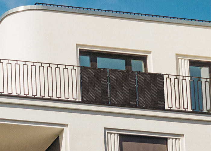 Balkonkraftwerk am Balkon eines weißen Hauses